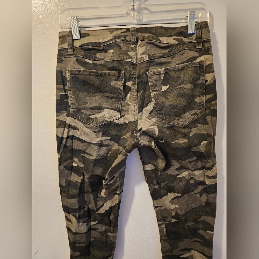 REWASH Camouflage Crop Jeans Distressed Raw Hem Classic Rise Women's Size 7/28
